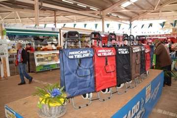 Presentación del calendario solidario 2010 en el Mercado Municipal de Telde (Foto TA)